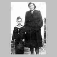 106-0089 Margarete Bunkus mit Sohn Heinz.jpg